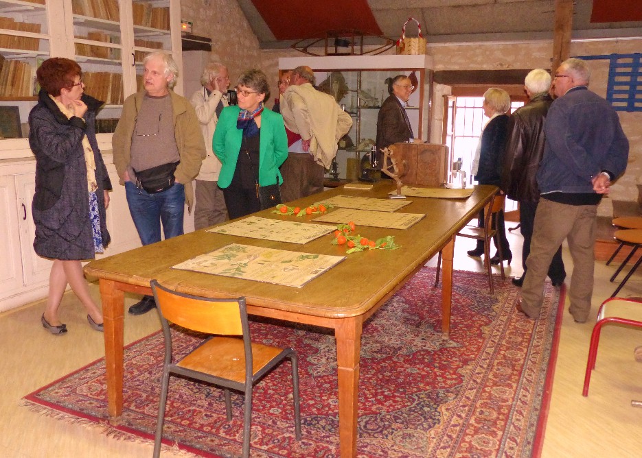 Autour de la bibliothèque et de la table de la salle des profs